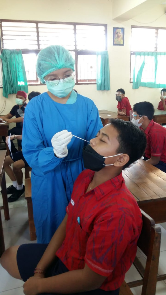 Pelaksanaan SWAB siswa SMP N 5 Mengwi hari ini Rabu 13 Oktober 2021